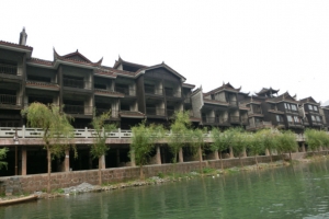 一排房子在水边