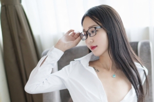 白衬衫长发美女白沫3440x1440壁纸