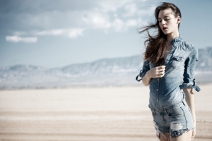 大风中的牛仔少女写真海报背景