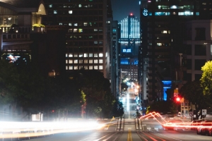 城市 街道 夜晚 道路 建筑物 灯光 4k壁纸 3840x2160