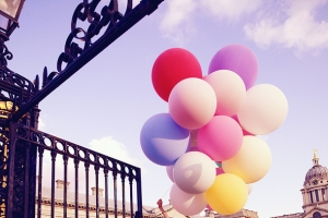 古风建筑飞舞气球