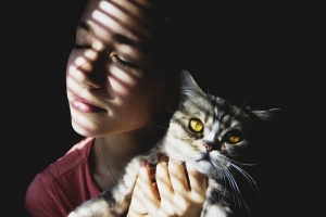 女孩和猫摄影5k图片