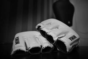 混合武术 mma 摔跤 黑白 手套 4k壁纸 3840x2160
