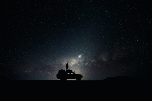 晚上 星星 星空 旅行车 人 观察 4K图片壁纸