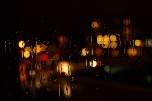 玻璃 雨水 夜晚 灯光 深色 4k壁纸 3840x2160