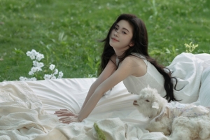 鞠婧祎 绿色草地 美女 3440x1440带鱼屏壁纸