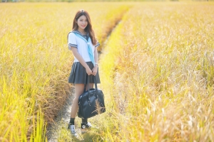 夏天可爱女孩校服短裙图片
