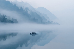 水上渔船背景图