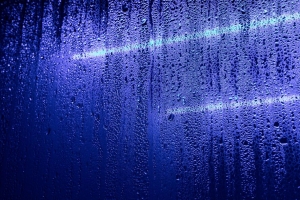 玻璃 湿气 霓虹灯 表面 滴漏 4k壁纸 3840x2160