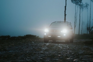 汽车 suv 雾 光 黄昏 4k壁纸 3840x2160
