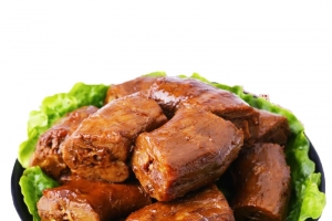 盘装的酱香鸭脖