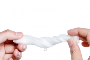 双手拧干湿巾高清PNG透明免扣设计素材免费下载