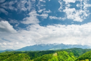 蓝天白云绿色山脉海报背景