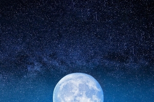 月圆之夜蓝色海水