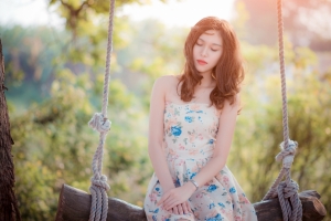 秋天 美女 闭眼 裙子 5K美女壁纸