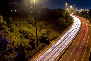 道路 灯光 冰柜灯 夜晚 城市 树木 4k壁纸 3840x2160