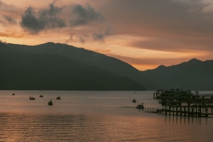 大海 泊位 双体船 黄昏 4k壁纸 3840x2160