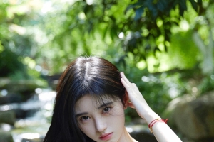 女神鞠婧祎 户外写真3k全面屏手机壁纸