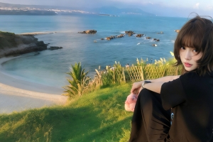 海边绿草地坐姿美女 4K高清3440x1440带鱼屏壁纸免费下载