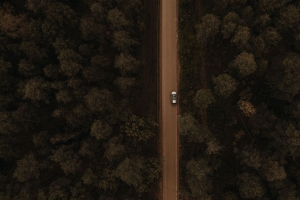 道路 鸟瞰图 树木 汽车 森林 4k壁纸 3840x2160