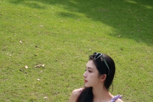 坐在绿草地上的美女肖雨4k手机壁纸竖屏2160x3840