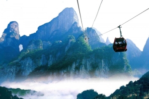张家界的缆车和山谷