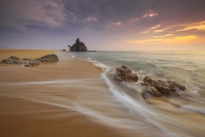 夕阳下的海滩4k风景图片