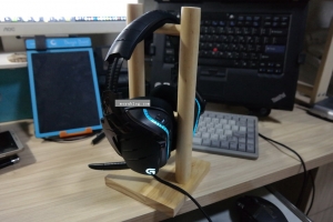 随拍（DIY一个耳机支架，全实木哦！最后清漆效果不错！）