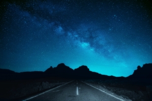 晚上 道路 空间 星星 银河系 星空 7K风景壁纸