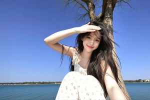 晴空美女 江边 树 4K壁纸