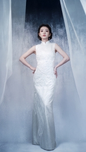 李云霄白色礼服美女4K高清手机壁纸竖屏2160x3840免费下载