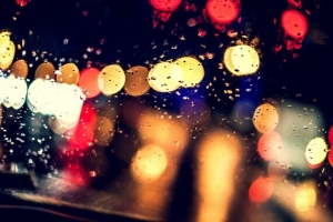 雨夜玻璃外的灯光海报背景