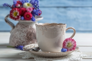 餐桌 杯子 鲜花 4k图片