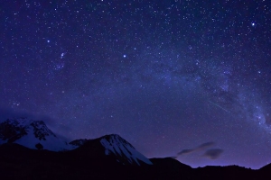 山脉 雪 雪 星星 夜间 4k壁纸 3840x2160