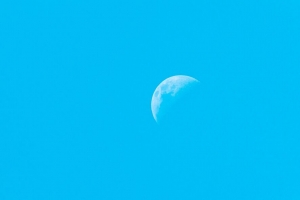 月亮 天空 蓝色 极简主义 4k壁纸 3840x2160