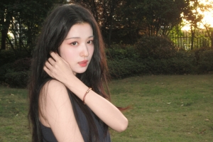 王楚然 绿草地 户外 4K美女壁纸 3840x2400