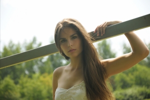 长发性感美女户外摄影4K美女壁纸