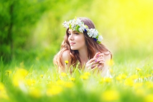 草地 女孩 花圈 鲜花 7k美女图片
