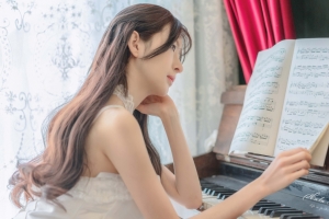 钢琴美女唯美4k壁纸3840x2160