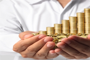 手托一堆金币海报背景