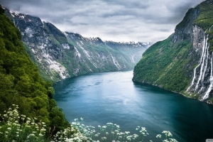 高山流水草地天空背景