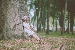 森林 大树 女孩 花环 自然 秋天 5K壁纸