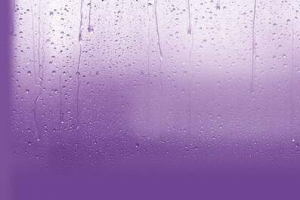 模糊紫色下雨玻璃海报背景
