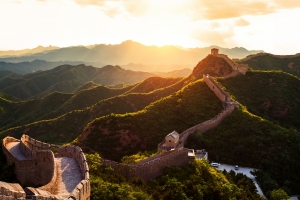 日落期间阳光下的长城4k风景壁纸