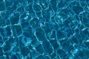波光粼粼的蓝色水面