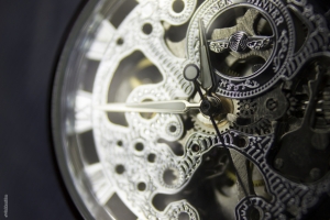 精准的机械表盘海报背景