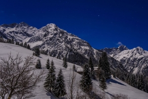 山脉 雪 斜坡 树木 视图 景观 夜间 4k壁纸 3840x2160