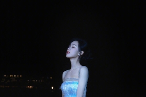 夜晚海边蓝色裙子美女陈都灵4k手机壁纸竖屏