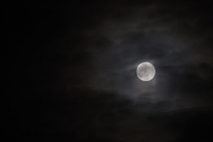 满月 月亮 云 夜晚 黑白 4k壁纸 3840x2160