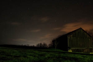 夜晚 星空 牧场 房屋 4K风景壁纸